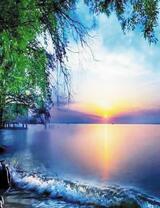 Утреннее отражение солнца в водах озера