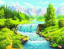 Горная река в весеннем лесу