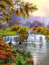 Широкий водопад и осенние деревья