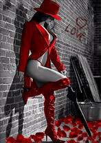 Женщина в красном откровенном наряде