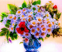 Большой букет ромашек в вазе с маком