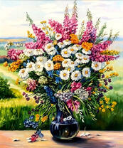 Прозрачная ваза с букетом полевых цветочков