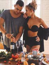 Мужчина и девушка в нижнем белье готовят ужин