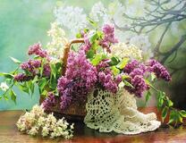 Плетёная корзина с букетом сирени и каштанов