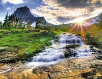 Водопад и солнечные лучи в горах