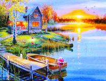 Деревянный домик на берегу реки у пирса