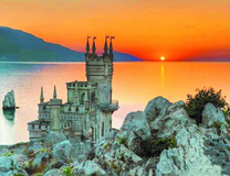 Вид на замок в лучах заходящего Солнца