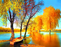 Лодка среди озера и желтых берез