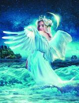 Красивый ангел в морских волнах