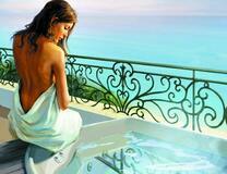 Девушка в полотенце на берегу моря