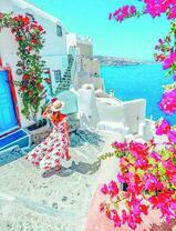 Девушка идёт к морю