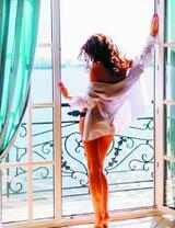 Красивая девушка у балкона