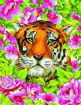 Голова большого тигра среди цветов