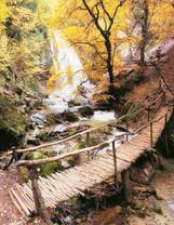 Деревянный мостик через горную реку