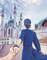 Девушка в синем наряде на фоне мечети в Татарстане