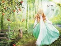 Рыжеволосая девушка в яблоневом саду