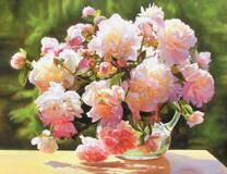 Букет пионов на садовом столе