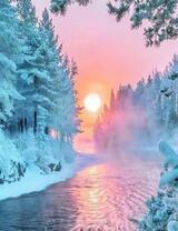 Солнце над рекой и заснеженным лесом