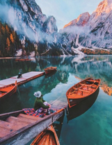 Девушка на причале у горного озера