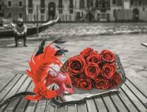 Букет красных роз и маскарадная маска