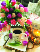 Кофе и букет разноцветных тюльпанов