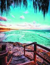 Деревянная лестница ведущая к морю