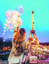 Девушка со светящимися шариками у Эйфелевой башни