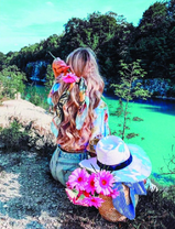 Девушка с розовыми герберами у реки