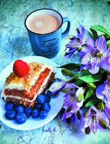 Кофе, тортик и альстромерии