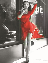 Стройная девушка в красном платье