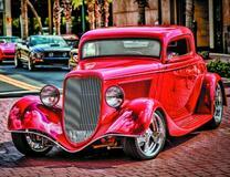 Ретро-автомобиль в центре города