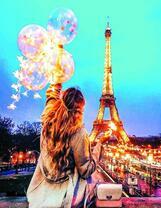 Девушка с воздушными шариками в вечернем Париже