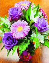 Букетик на столе с фиолетовыми розами и герберами