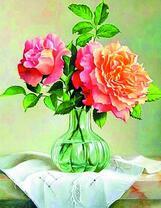 Две пышные розы в одной вазочке