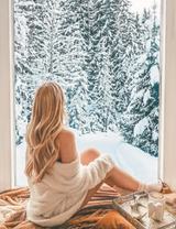 Девушка на фоне вида зимнего леса