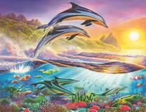 Дельфина над морем в солнечных лучах