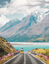 Желтая машинка на дороге к горам