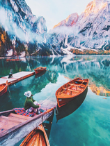 Девушка у причала на горном озере