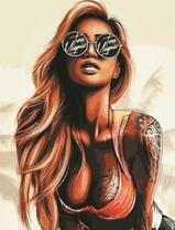 Сексуальная девушка в солнцезащитных очках