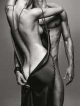 Обнаженный мужчина и девушка в легком платье