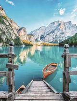 Лодка у причала среди гор