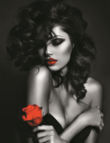 Красивая женщина с красной розой