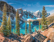 Вид на кристально чистое озеро в горах