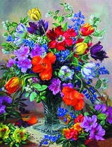 Яркий букет цветов в хрустальной вазе