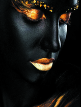 Черная женщина с золотым макияжем