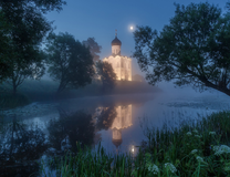 Храм у туманного озера