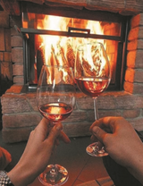 Бокалы с шампанским у камина