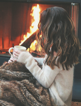 Девушка с чашкой чая у камина