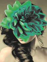 Портрет девушки с зеленым цветком на голове