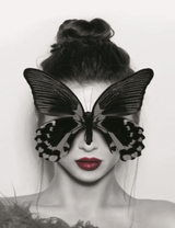 Шатенка с бабочкой на лице